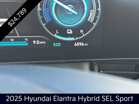 Used 2025 Hyundai Elantra SEL image 16