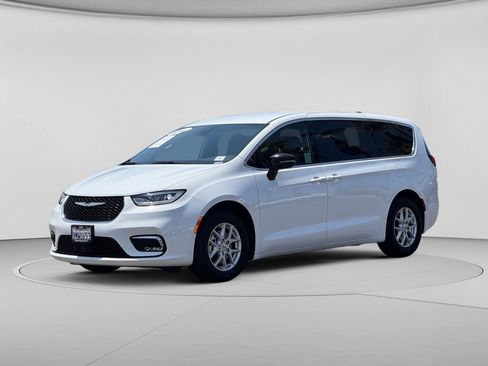 Used 2024 Chrysler Pacifica Touring FWD image 7