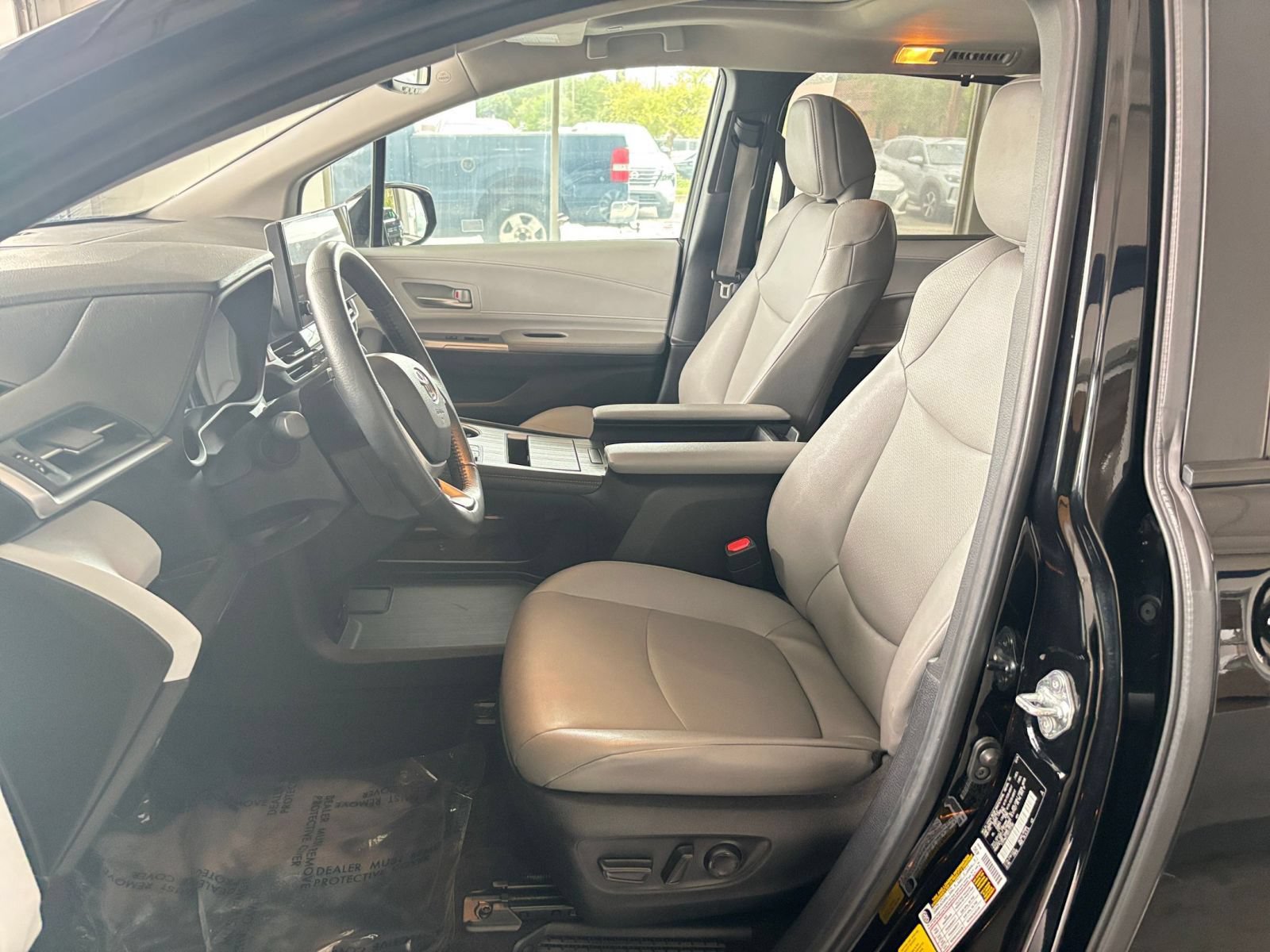 Used 2025 Toyota Sienna XLE FWD image 27