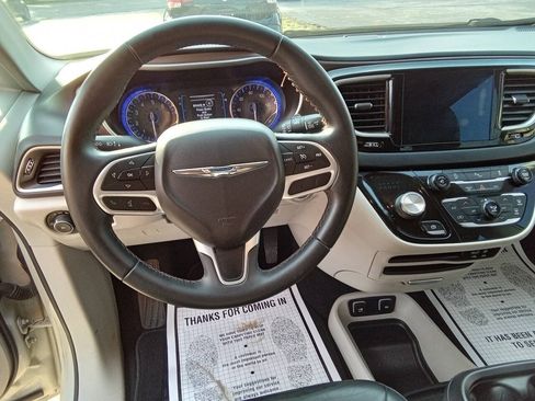 Used 2017 Chrysler Pacifica Touring-L FWD image 14