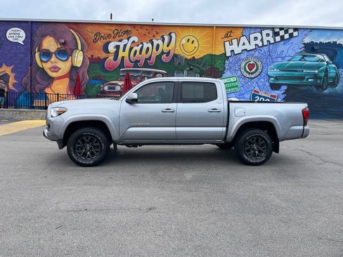 Used 2020 Toyota Tacoma SR5 AWD/4WD image 2