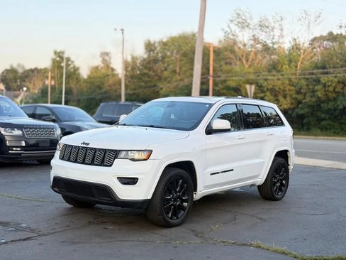Used 2017 Jeep Grand Cherokee Altitude AWD/4WD image 25