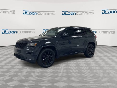 Used 2018 Jeep Grand Cherokee Altitude AWD/4WD image 4