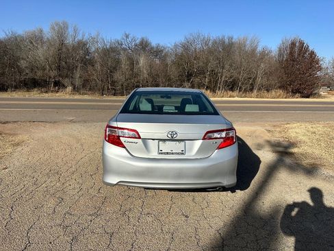 Used 2014 Toyota Camry LE image 5