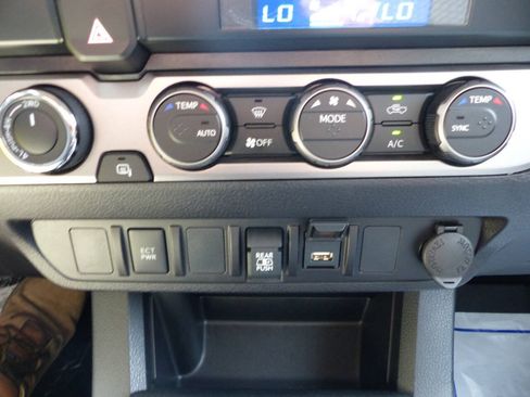 Used 2022 Toyota Tacoma SR5 AWD/4WD image 57