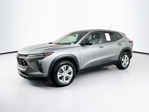 Used 2025 Chevrolet Trax LS FWD image 3