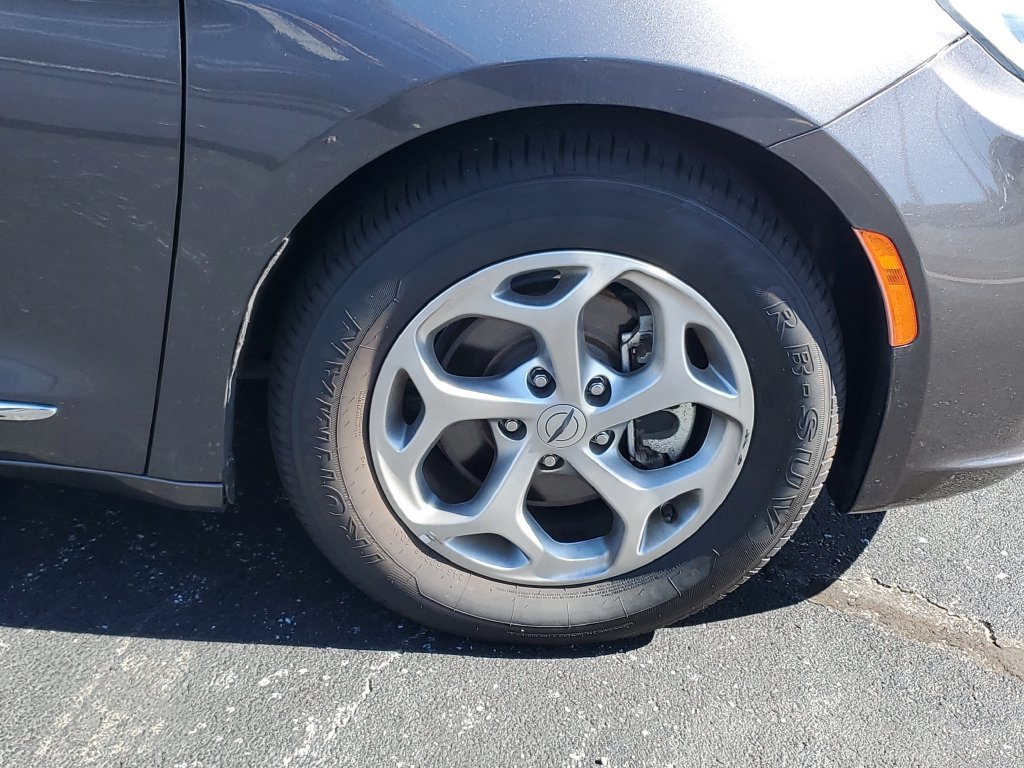 Certified 2023 Chrysler Pacifica Limited FWD image 6
