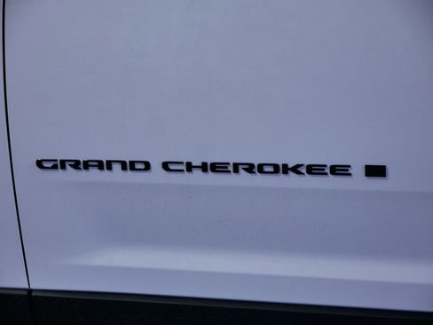 Used 2024 Jeep Grand Cherokee Altitude image 18