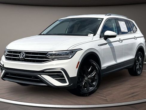 Used 2024 Volkswagen Tiguan SE FWD image 3
