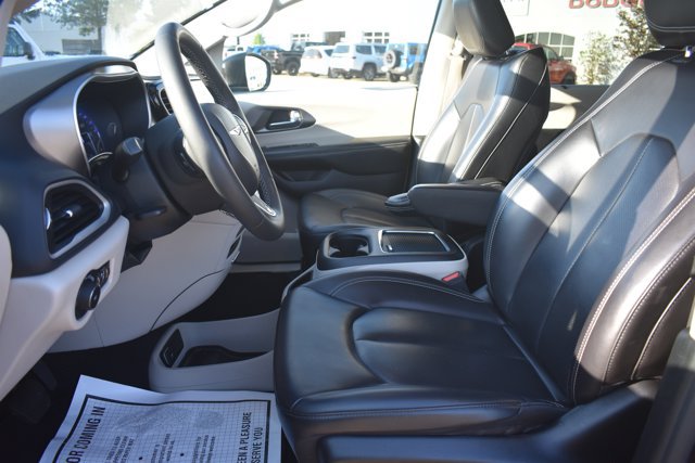 Used 2023 Chrysler Pacifica Touring-L FWD image 14