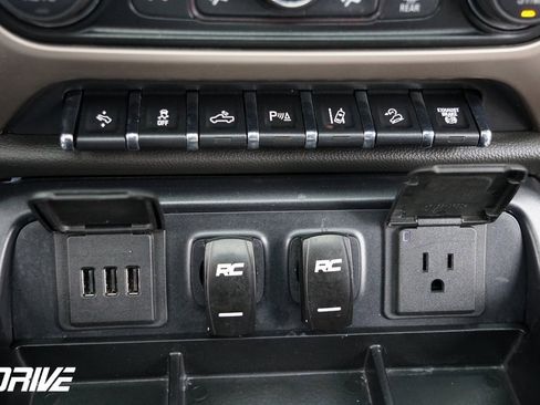 Used 2015 GMC Sierra 2500 Denali w/ Duramax Plus Package image 33