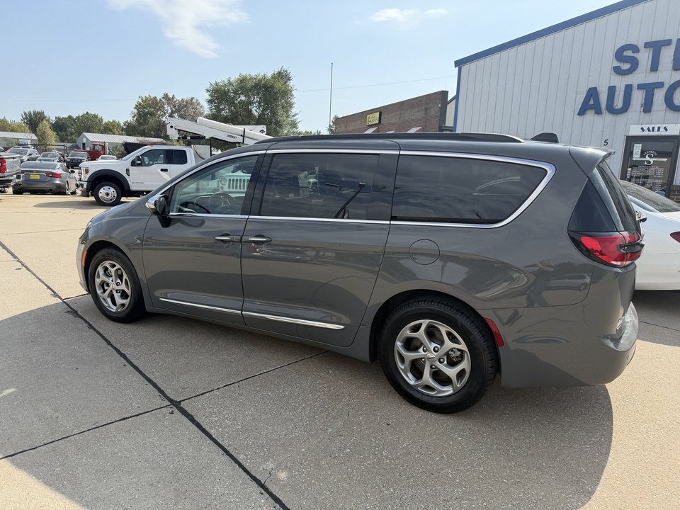 Used 2023 Chrysler Pacifica Limited FWD image 8