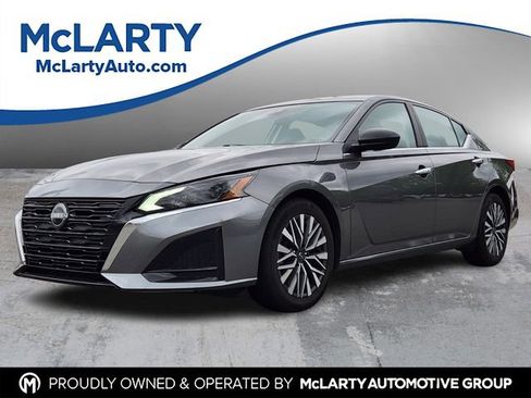 Used 2024 Nissan Altima 2.5 SV image 1