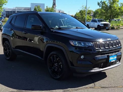 Used 2025 Jeep Compass Latitude w/ Altitude Special Edition AWD/4WD image 2