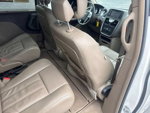 Used 2013 Chrysler Town & Country Touring FWD image 15