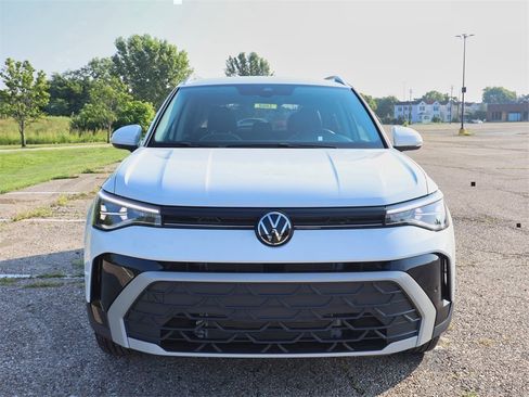 New 2025 Volkswagen Taos SE image 8