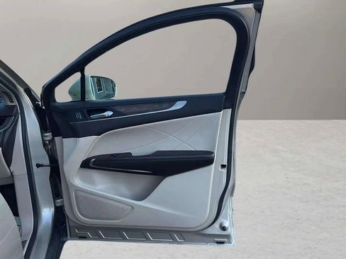 Used 2017 Lincoln MKC Reserve image 23