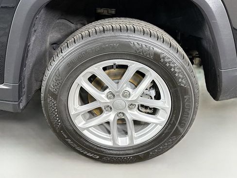 Used 2023 Jeep Grand Cherokee Laredo AWD/4WD image 32