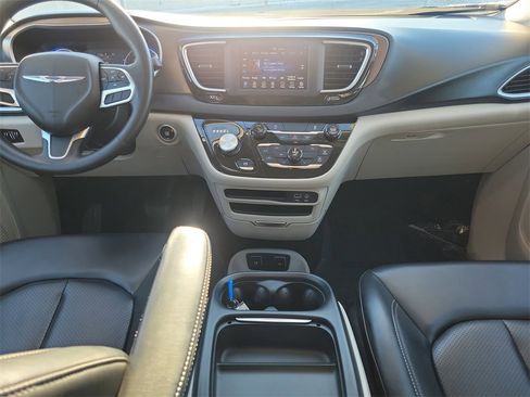 Used 2020 Chrysler Voyager Lxi image 13