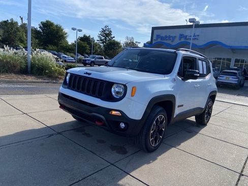 Used 2023 Jeep Renegade Trailhawk w/ Trailhawk Elite Group AWD/4WD image 4