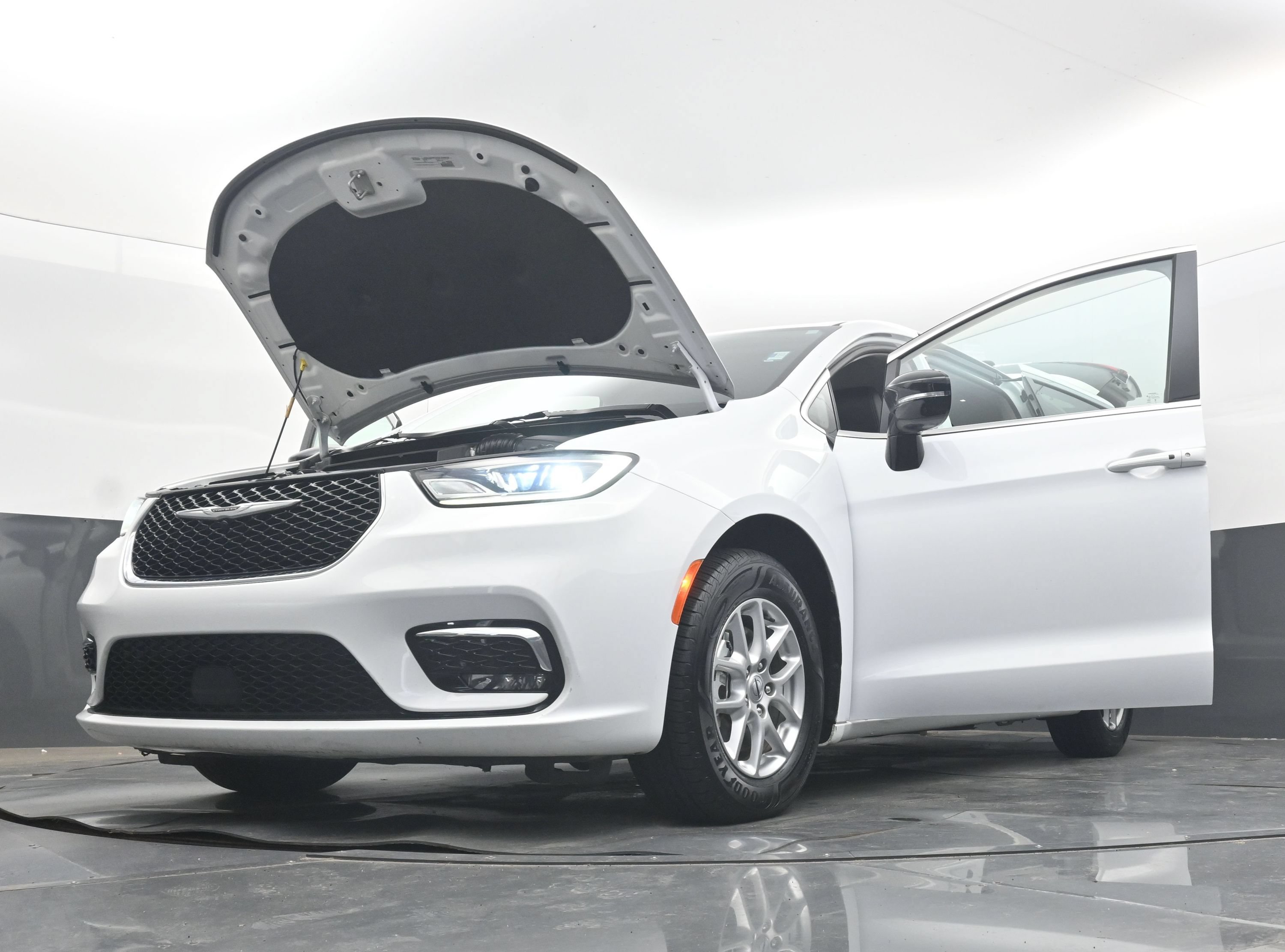 Used 2024 Chrysler Pacifica Touring-L FWD image 44