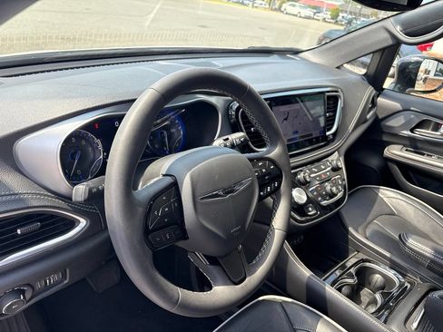 Used 2025 Chrysler Pacifica Limited FWD image 4
