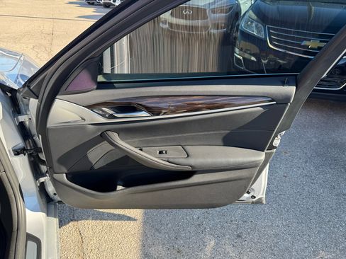 Used 2019 BMW 530e xDrive w/ Convenience Package image 17