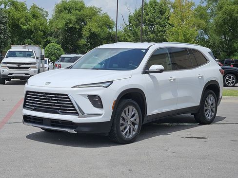 Used 2025 Buick Enclave Preferred AWD/4WD image 2
