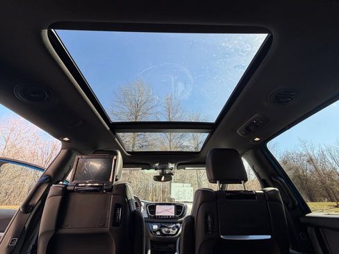 New 2026 Chrysler Pacifica Limited w/ Uconnect Theater Family Group FWD image 31