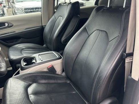 Used 2022 Chrysler Pacifica Touring-L image 20