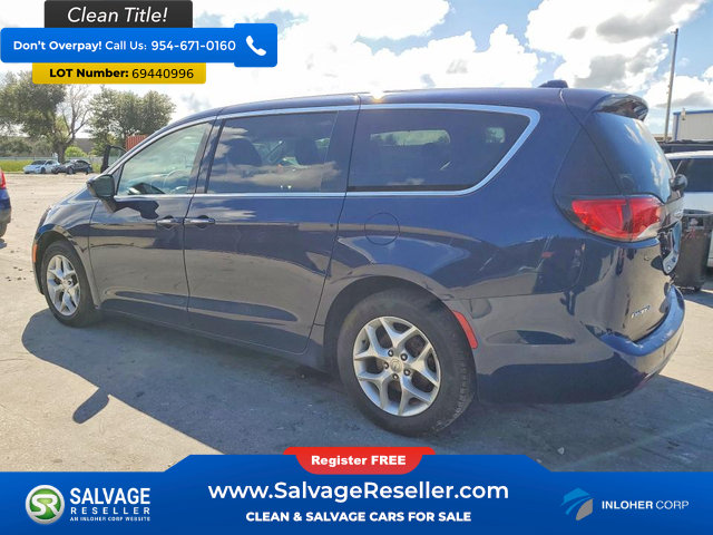 Used 2017 Chrysler Pacifica Touring Plus w/ Tire & Wheel Group FWD image 3