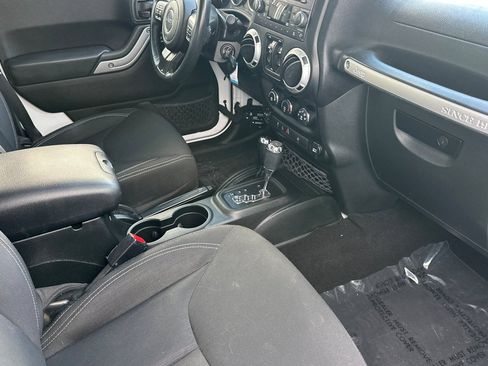 Used 2017 Jeep Wrangler Unlimited Sahara w/ Connectivity Group AWD/4WD image 17