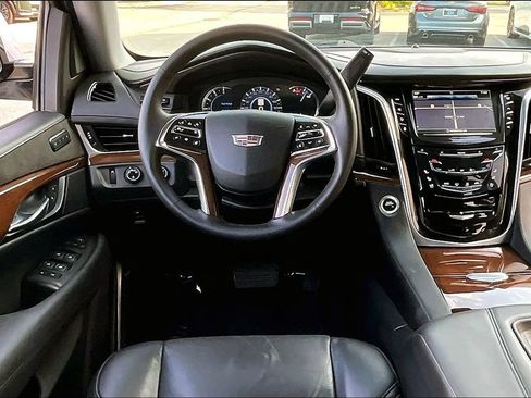 Used 2020 Cadillac Escalade ESV Premium Luxury AWD/4WD image 17