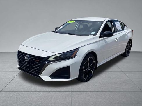 Used 2025 Nissan Altima 2.5 SR FWD image 2