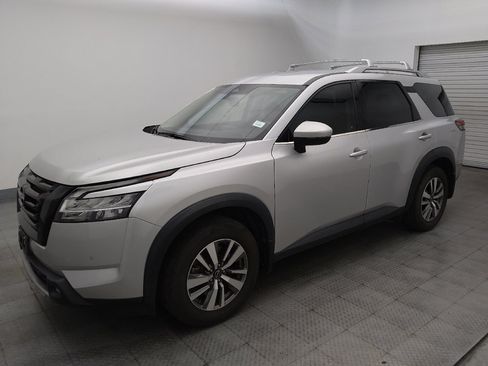 Used 2022 Nissan Pathfinder SL w/ Lighting Package (N92) FWD image 2