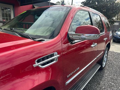 Used 2013 Cadillac Escalade Luxury image 3