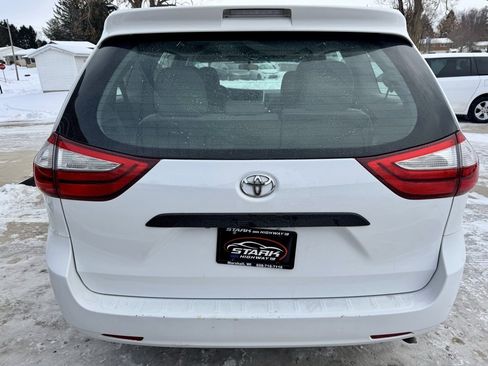 Used 2016 Toyota Sienna L image 6