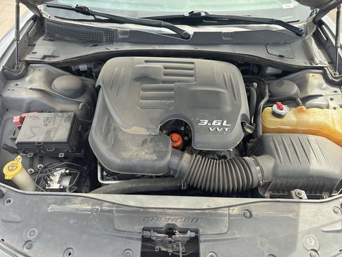 Used 2018 Dodge Charger SXT w/ Blacktop Package RWD image 13