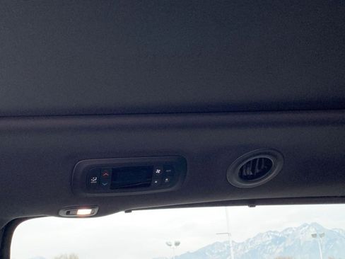 Used 2025 Chrysler Pacifica Limited image 28