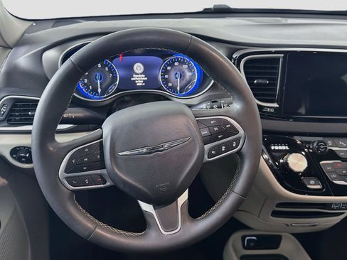 Used 2024 Chrysler Pacifica Touring-L FWD image 17