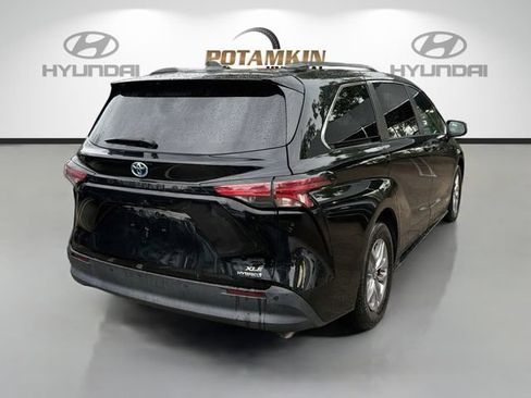Used 2021 Toyota Sienna XLE FWD image 4