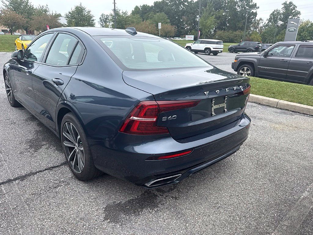 Used 2022 Volvo S60 B5 Momentum w/ Premium Package FWD image 6