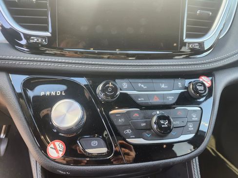 Used 2025 Chrysler Pacifica Limited image 11