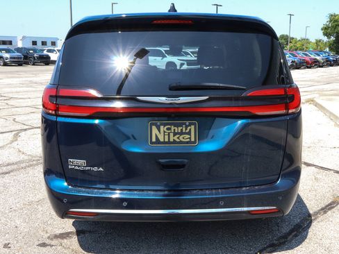 Used 2023 Chrysler Pacifica Touring-L FWD image 5