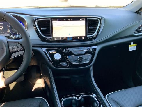 New 2026 Chrysler Pacifica Limited image 14