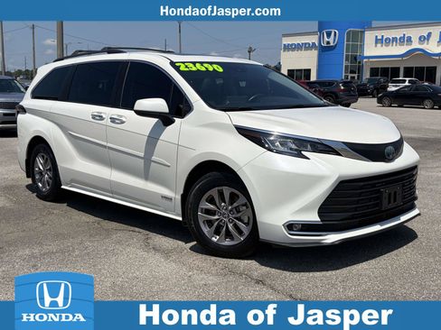 Used 2021 Toyota Sienna XLE FWD image 1