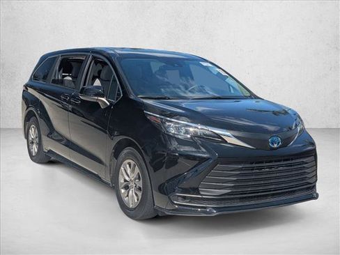 Certified 2025 Toyota Sienna LE image 3
