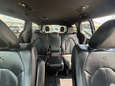 Used 2019 Chrysler Pacifica Touring-L w/ Advanced Safetytec Group FWD image 15