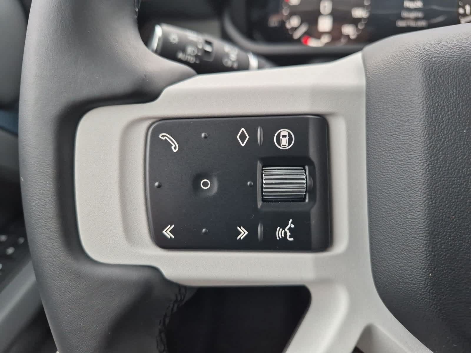 Certified 2025 Land Rover Defender 110 X-Dynamic SE AWD/4WD image 25