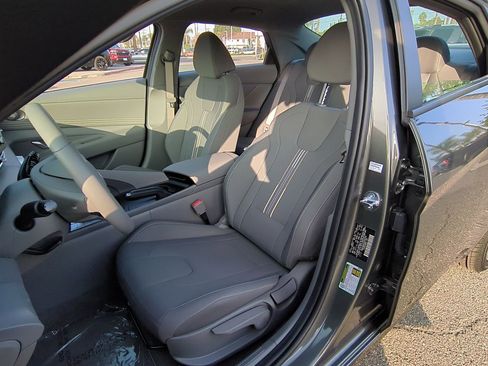 Used 2025 Hyundai Elantra Sport image 18